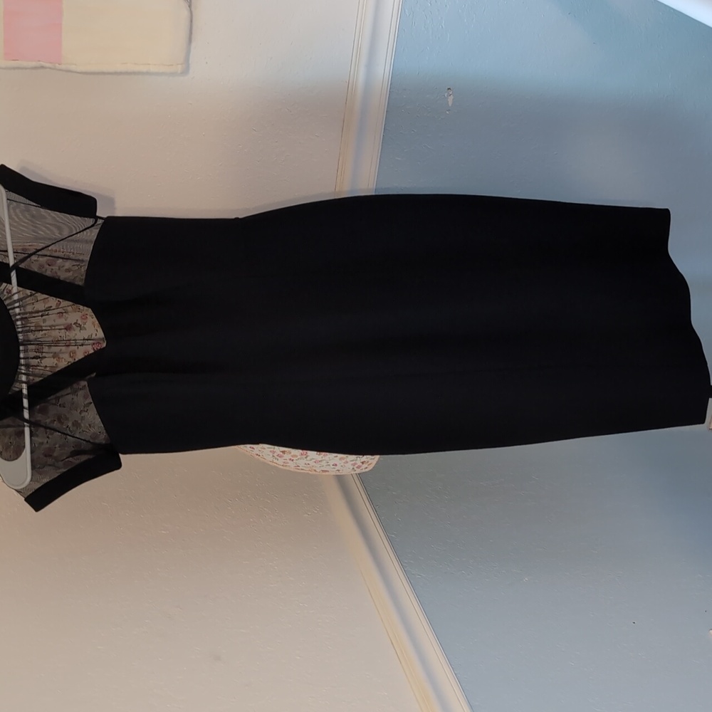 Elegant Black Sheath Dress - Picture 3 of 7